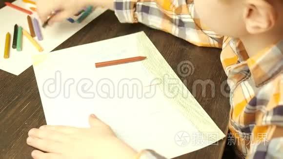 小男孩用彩色铅笔画画视频