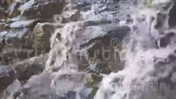 水顺着岩石流下来