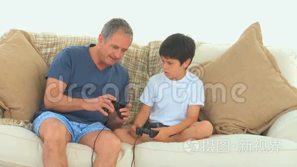 男孩教他的祖父如何使用操纵杆