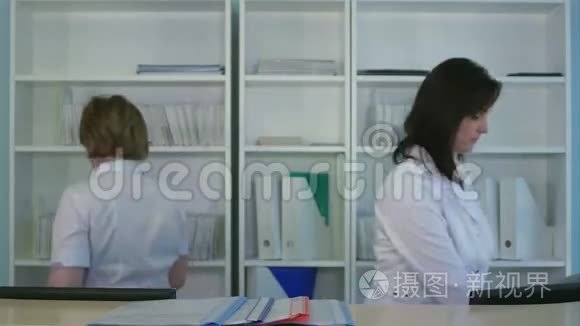 微笑女护士在医院接待处接电话视频