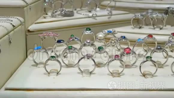 各种银环，宝石和珠宝由银制成的橱窗。