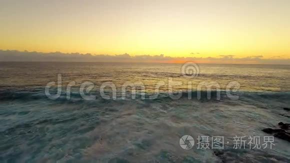 巨浪卷进瓦胡岛西北海岸视频