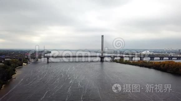 基辅第聂伯南大桥的空中拍摄视频