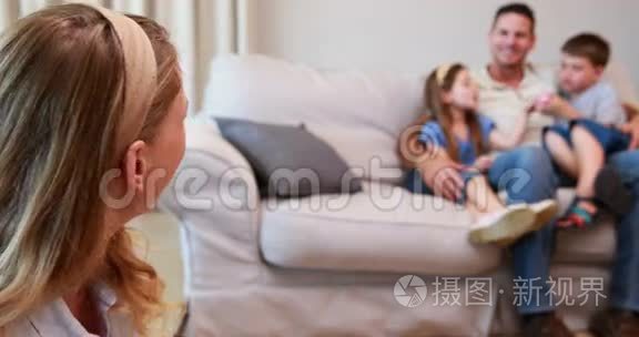 妈妈给家人看她做的手艺视频