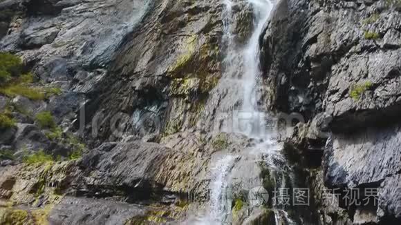 阿尔泰山脉岩石中的漩涡瀑布视频