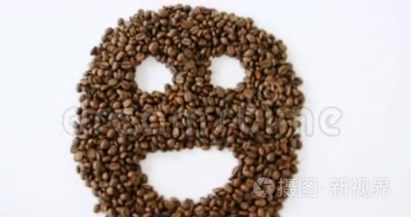 咖啡豆形成笑脸