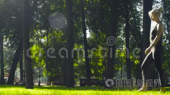 一个年轻女子赤脚走在草地上