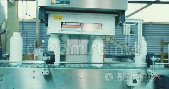 自动化化学瓶生产线上的机器视频
