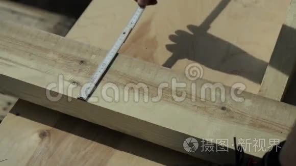 测量木块的人视频