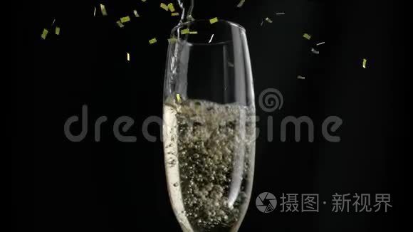 香槟被倒进杯子里