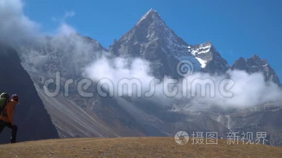 徒步旅行者在喜马拉雅山旅行视频