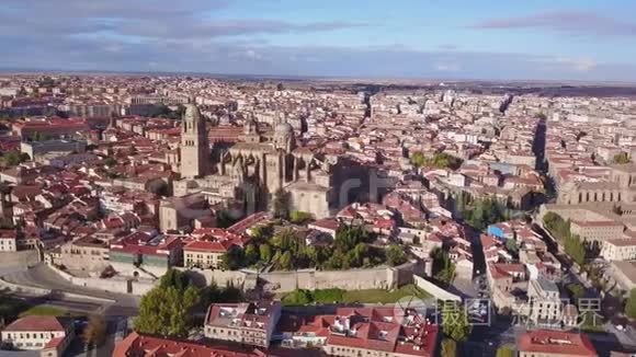 从萨拉曼卡的空中俯瞰，历史大教堂高高耸立在西班牙城市上空