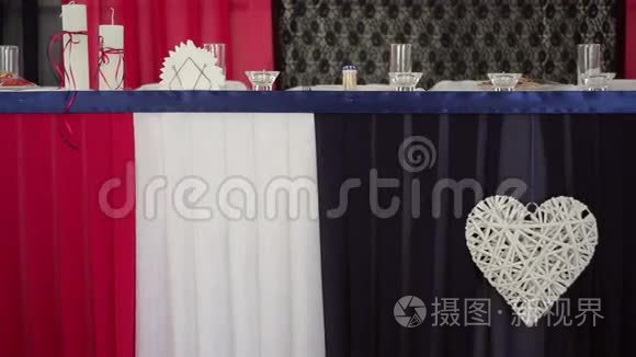 装饰和服务新娘和新郎的婚礼桌视频