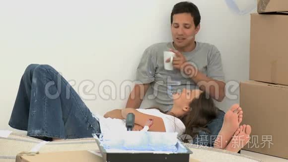 在装修期间躺在丈夫身上的女人视频