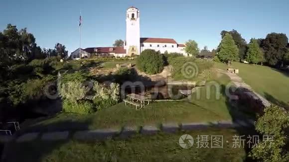 历史建筑附近城市公园的水景视频