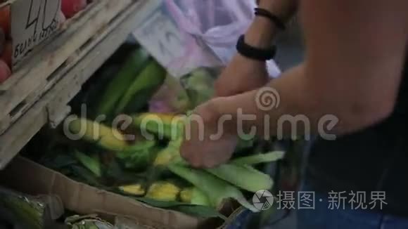 白天人们在菜市场买玉米视频