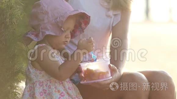 小孩子用餐盒里的叉子吃水果视频