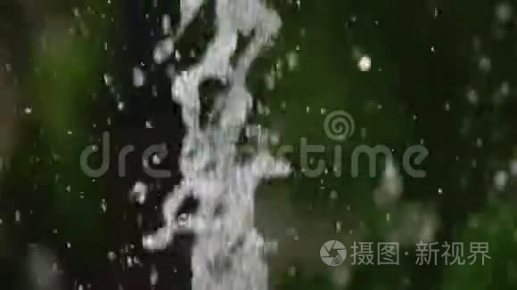 喷泉溅起的水花在空中缓慢飞行视频