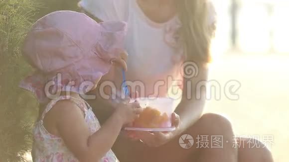 小孩子用餐盒里的叉子吃水果视频