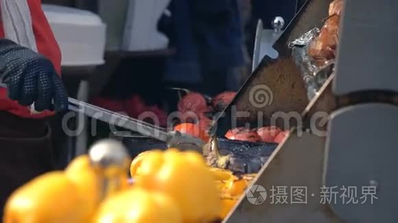 烧烤炉上煮蔬菜视频