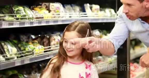 爸爸和女儿在超市里挑选沙拉