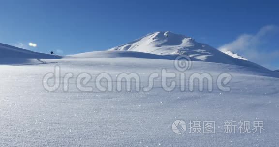 前景中的完整雪和背景中的山景视频