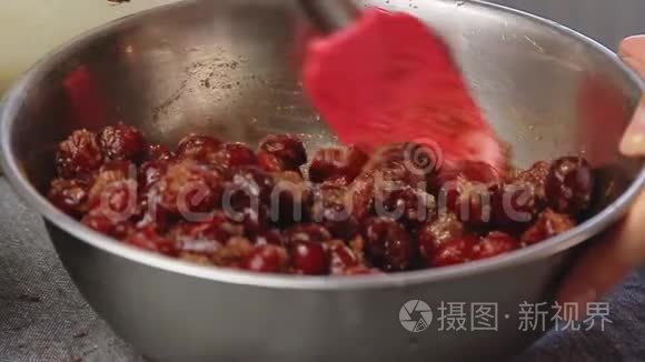 烹饪和制作樱桃蛋糕视频