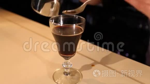 咖啡师把糖浆倒入鸡尾酒杯视频