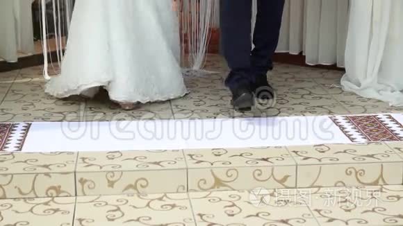 新郎手拿一片传统的婚礼圆片视频