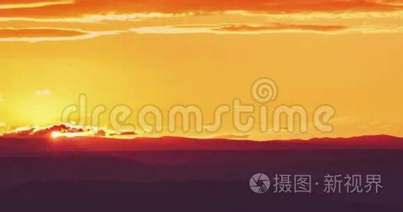 夕阳的景象伴随着夕阳的落山与云的背景时间的流逝，温暖多彩的天空伴着柔和的云