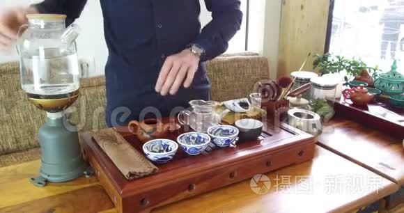 在茶道中酿造中国茶视频