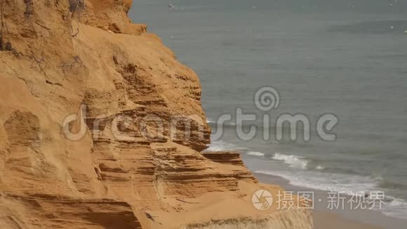 悬崖和海水视频