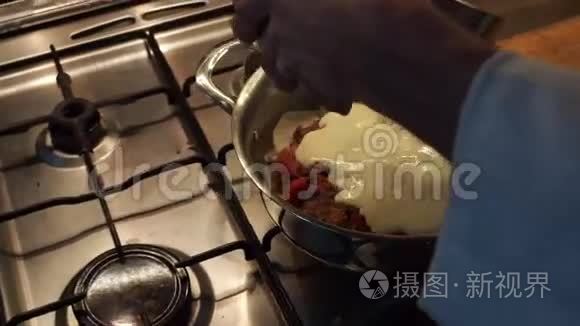 用蔬菜在肉上浇酱汁