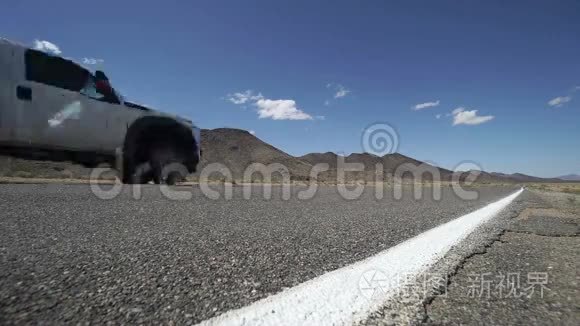 车辆沿沙漠道行驶视频