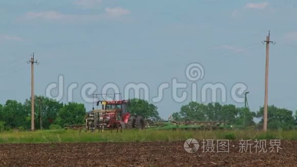 拖拉机在田间种植农作物视频