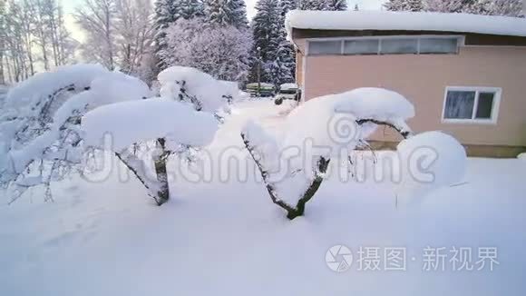 房子院子里厚厚的白雪