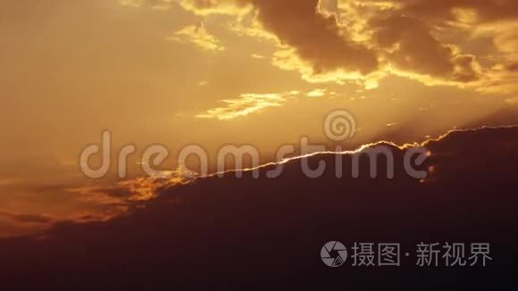 金色的夕阳和云景视频