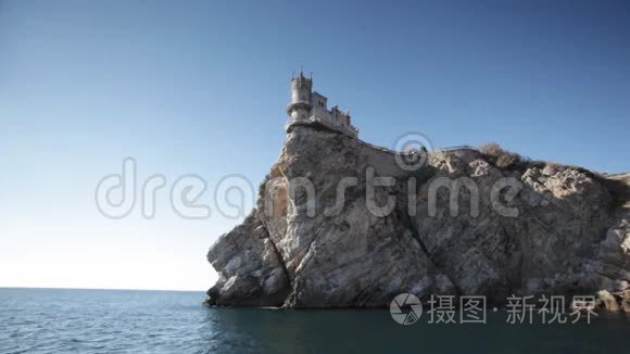 在黑海岩石上的燕子巢城堡视频