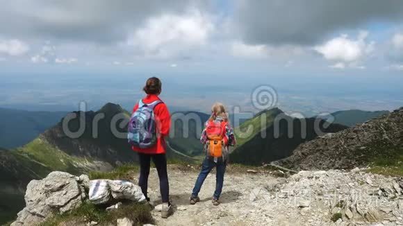 两个姐妹徒步旅行者视频