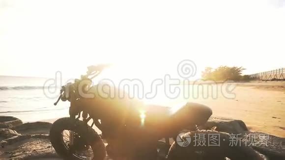 日落时骑摩托车在海滩上