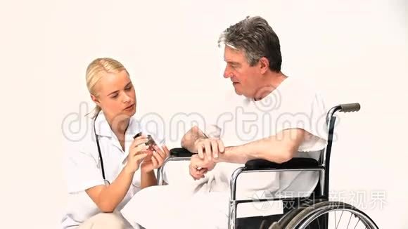坐在轮椅上听护士说话的人