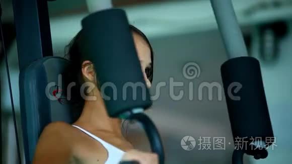 运动的年轻女子在车床上做运动视频