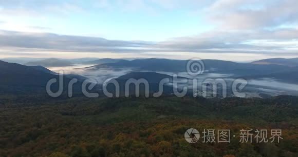 雾中秋山林鸟瞰视频