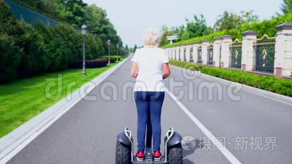 一个骑着电动个人运输机的女人视频