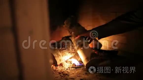 一对情侣在壁炉旁的烛光下用餐视频