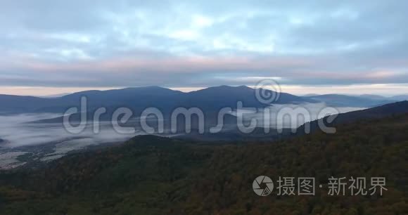 雾中秋山林鸟瞰视频