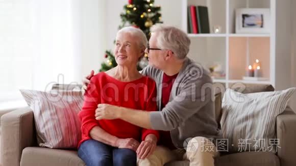 年长夫妇在圣诞节拥抱亲吻视频