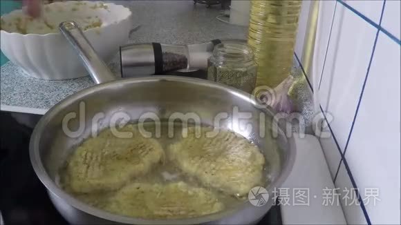 在平底锅上炸土豆饼和油视频