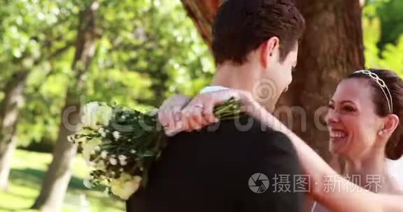 新婚夫妇一起跳舞，对着镜头微笑