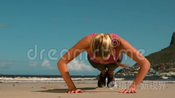 适合金发女郎在海滩上做俯卧撑视频
